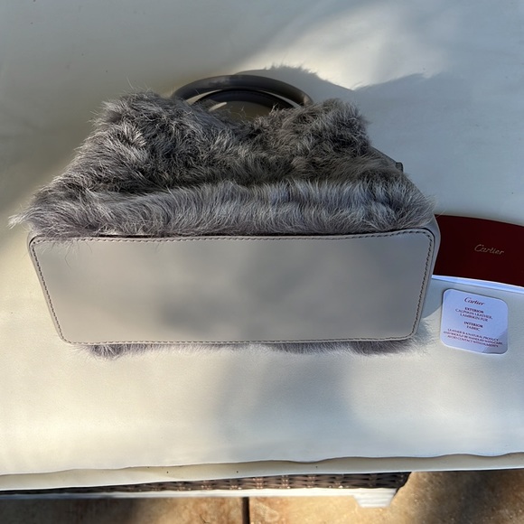 Gorgeous, grey, Cartier hand bag. Exterior is in calf skin and lamb skin fur - Picture 5 of 11